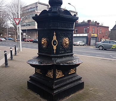 the black base pedestal of the five lamps which includes fours basins and golden lion heads